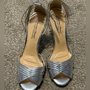 Badgley Mischka American Glamour 8 SILVER heels sandals with ankle strap EUC